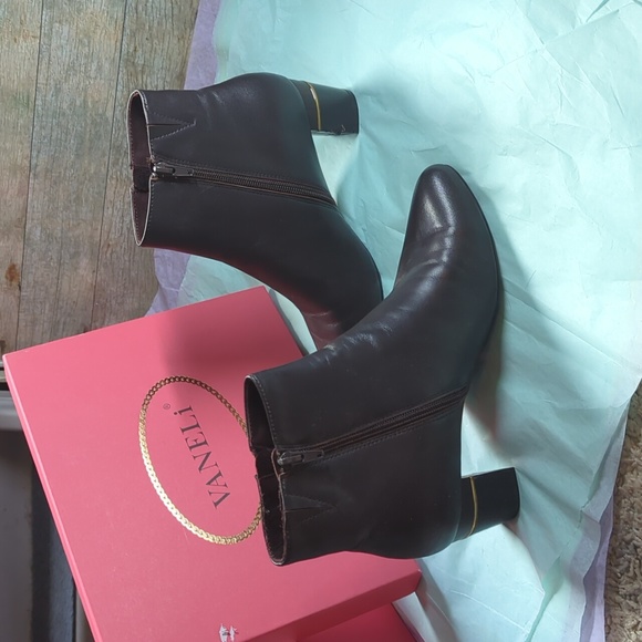 Vaneli Ankle Boots women size 9 Dark Brown Leather with gold accent - Picture 1 of 6